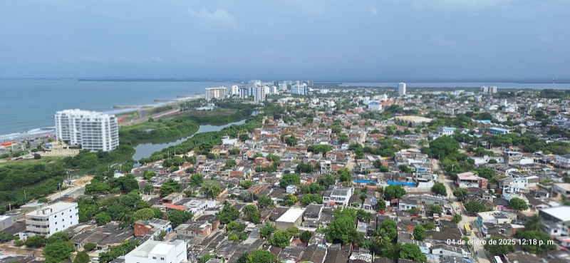 Vista aérea de Cartagena de Indias desde el barrio Torices, mostrando las playas de Marbella, Crespo y parte del Aeropuerto Internacional Rafael